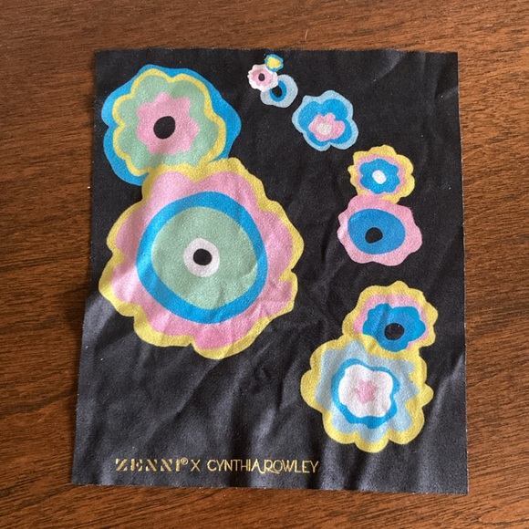 Cynthia Rowley x Zenni Floral Glasses Case with Matching Lens Wipe - Picture 3 of 5